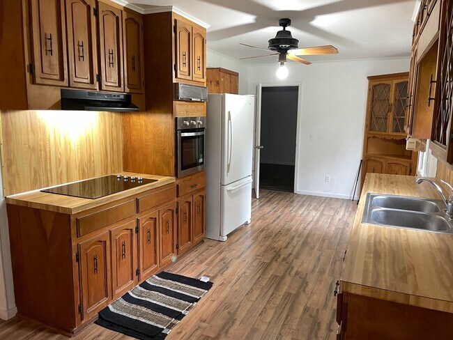 Building Photo - 3 bed 2 bath home