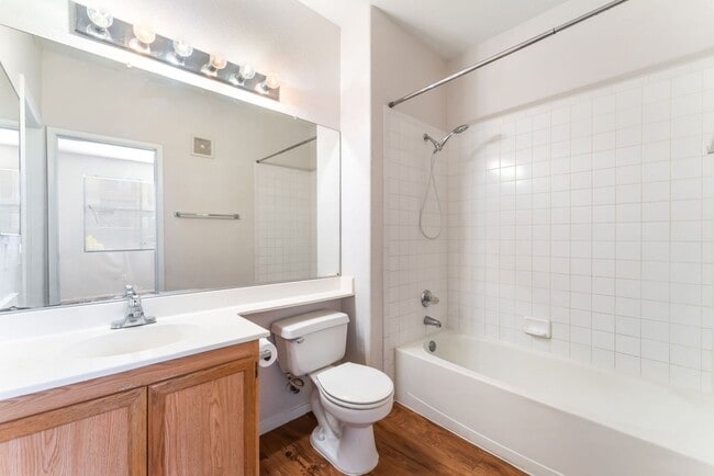 Building Photo - Spacious Updated 2-Bedroom Condo in Gated Community!