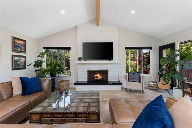Building Photo - 1356 San Julian Dr