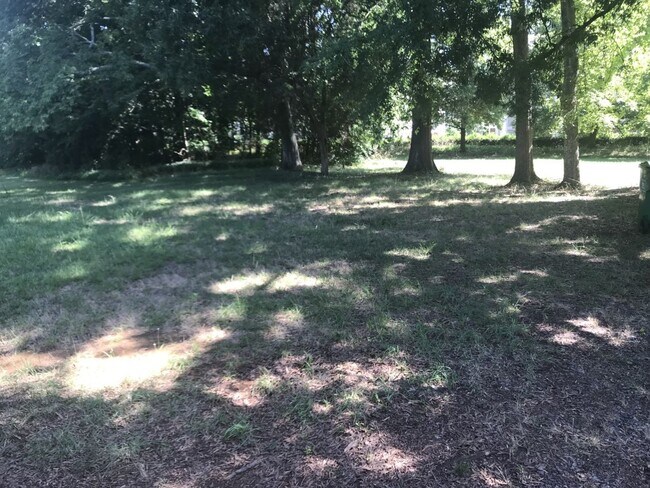 Building Photo - Ranch style 3 bedroom1.5 bath home off S. ...