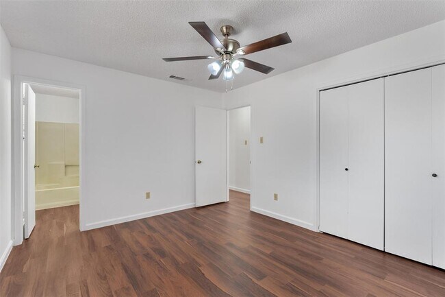 Building Photo - 12900 Hymeadow Dr