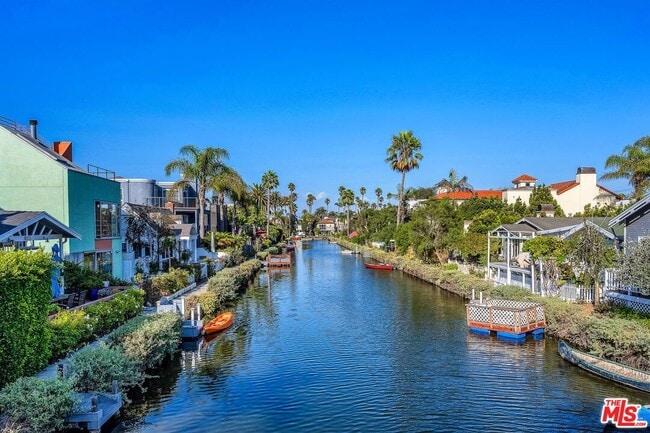 Building Photo - 466 S Venice Blvd