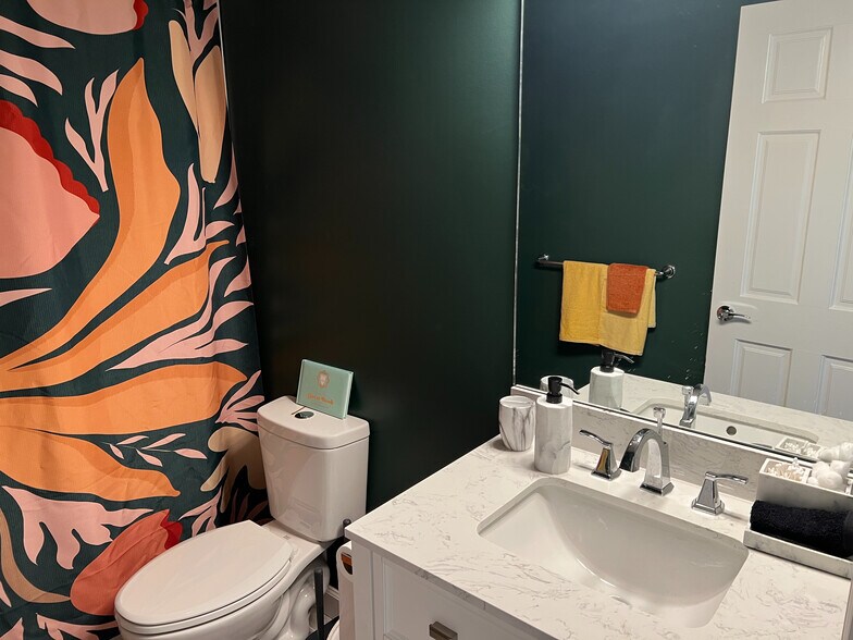 Building Photo - Room in House on Holland Ct