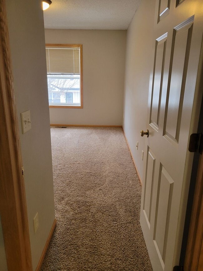 Building Photo - Middle Unit Townhouse