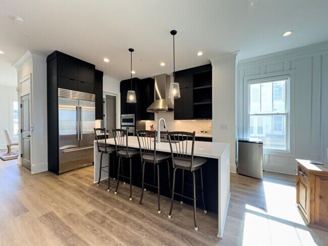 Building Photo - Gorgeous Townhome For Rent in the heart of...