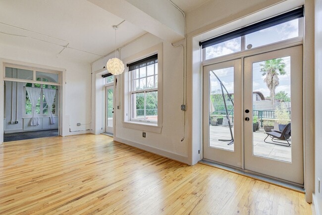 Building Photo - Designer condo with a private rooftop terrace