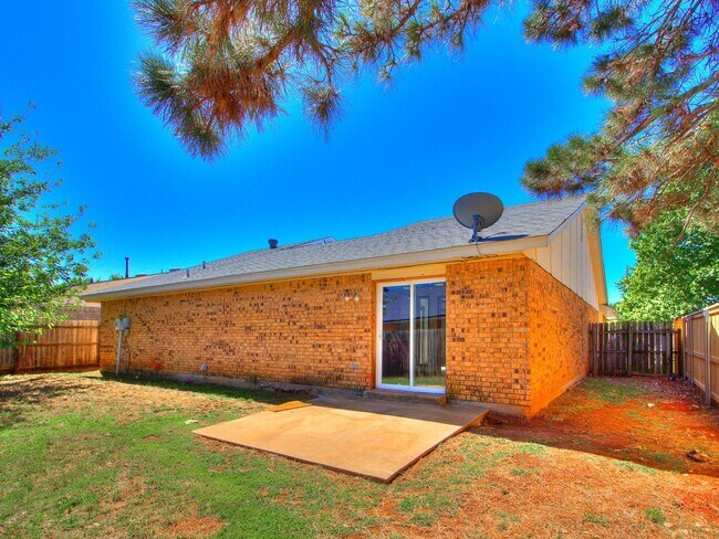 Building Photo - 3 Bed 2 bath!