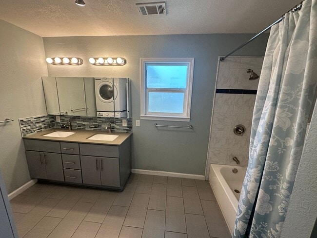 Building Photo - Gorgeous 4 Bed 2.5 Bath, single family hom...