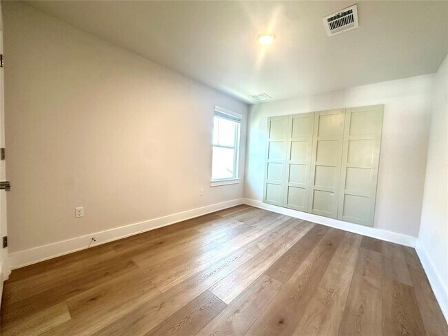 Building Photo - 15701 Ellinger Dr