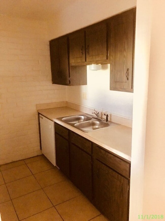 Building Photo - 2 BEDROOM 2 BATH PATIO HOME WITH 1010 SF