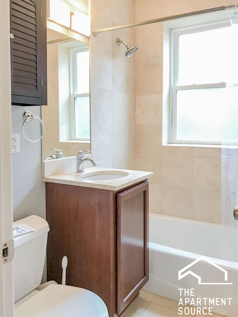 Building Photo - 3810 N Marshfield Ave