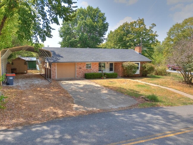 Building Photo - 463 E Johnson Ave