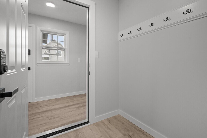 Building Photo - 149 E Main St