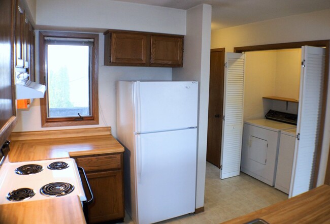 Building Photo - $850 | 2 Bedroom, 1 Bathroom Condo | Cat F...