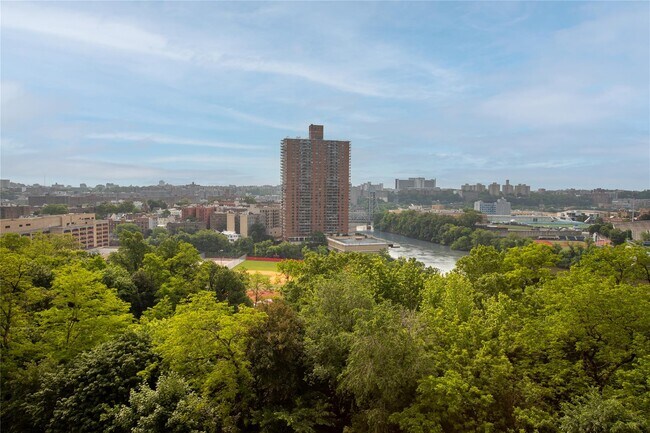 Building Photo - 555 Kappock St