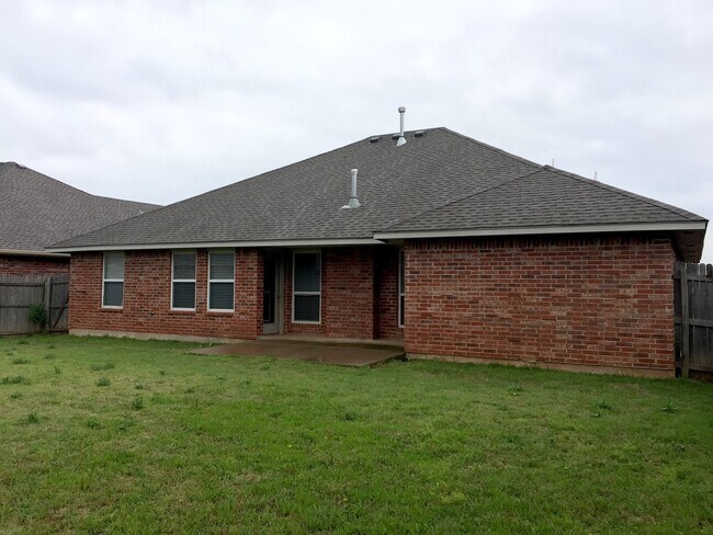 Building Photo - Great 4 Bed In Edmond Schools!!