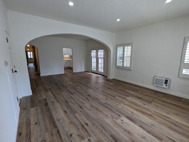 Building Photo - 452 S Oakhurst Dr