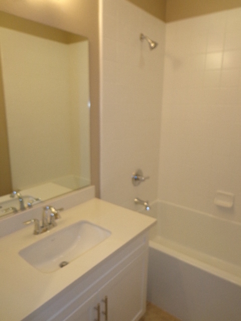 Building Photo - Amazing 4 Bedroom/3.5 Bathroom Townhome