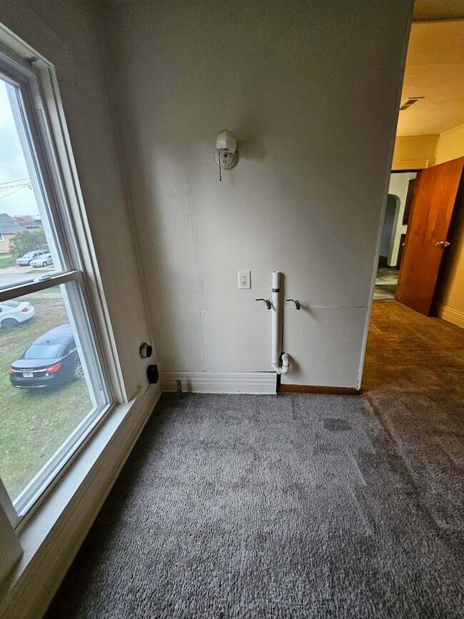 Building Photo - Upper 3 bedroom unit