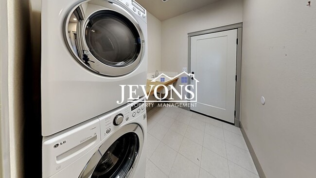 Building Photo - $500 Rent Credit - Spacious 4-bedroom home...