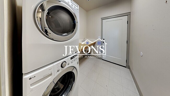 Building Photo - Spacious 4-bedroom home with fully equippe...