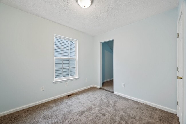 Building Photo - 3 Bed 1.5 Bath Home for Rent in Newport Ne...