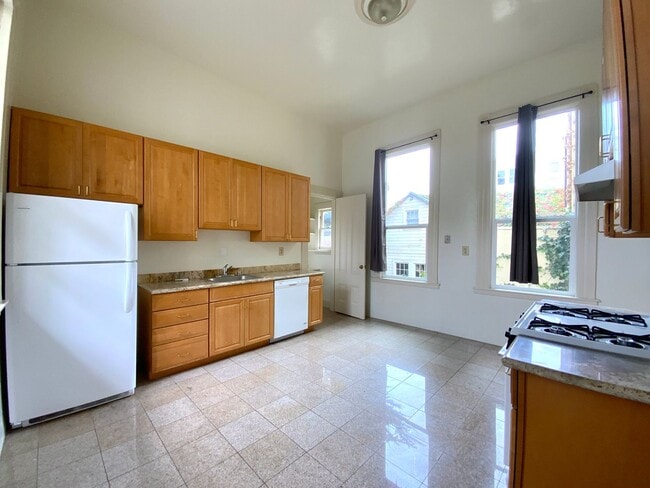 Building Photo - SPACIOUS 4BR! Laundry IN-UNIT! Great Locat...