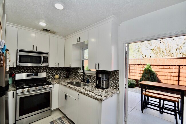 Building Photo - 3330 Beran Dr