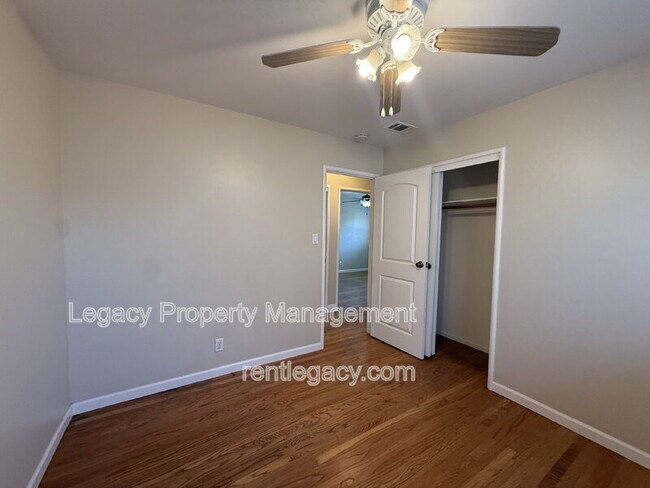 Building Photo - 309 Plum St