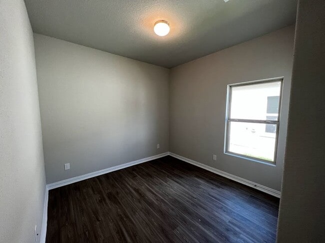Building Photo - Spacious Single-Story Duplex with Upgraded Kitchen Appliances