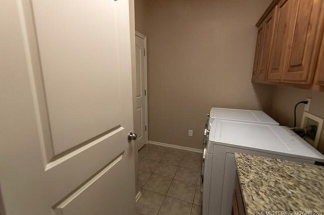 Building Photo - 5 Bedroom Home In Broken Arrow