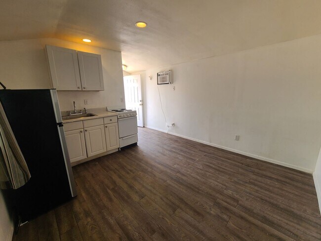Building Photo - Guest House 1 bedroom 1 bathroom - Great Location