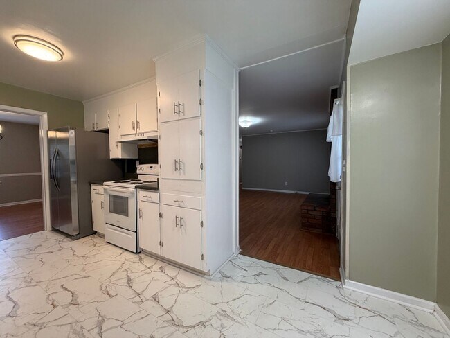 Building Photo - 105 Coker Dr