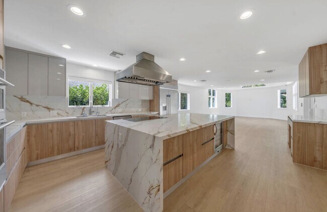 Building Photo - 5120 Carillo St