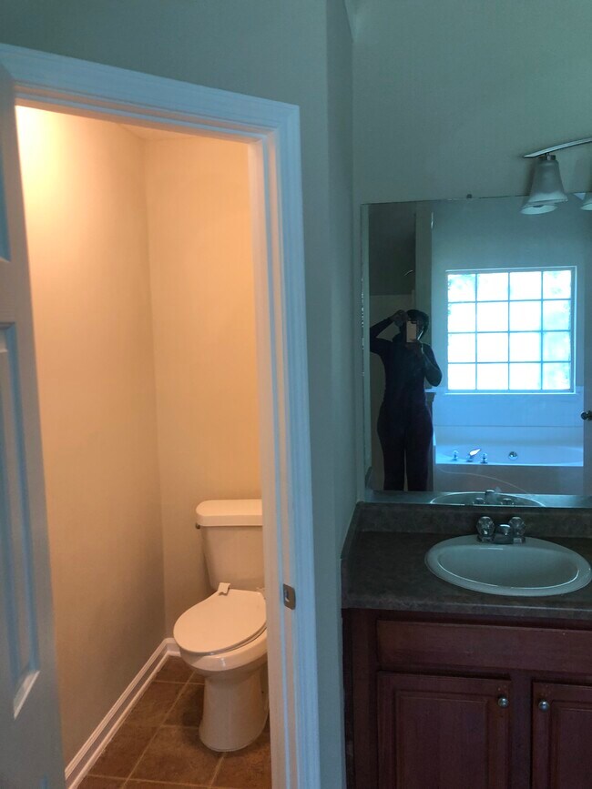 Upstairs Bathrrom - 1414 Schley Plz