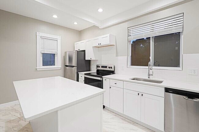 Building Photo - 381 Adams St