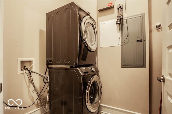 Building Photo - 802 N Meridian St