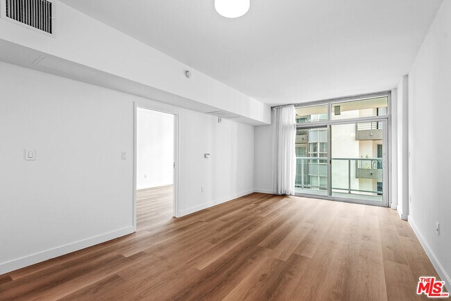 Building Photo - 13700 Marina Pointe Dr