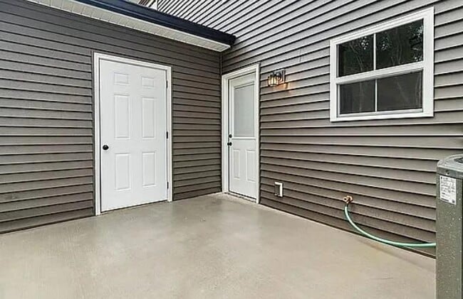 Building Photo - 2065 Aster Dr