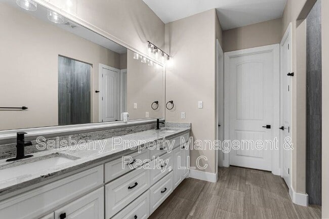 Building Photo - 121 Cedar Ln