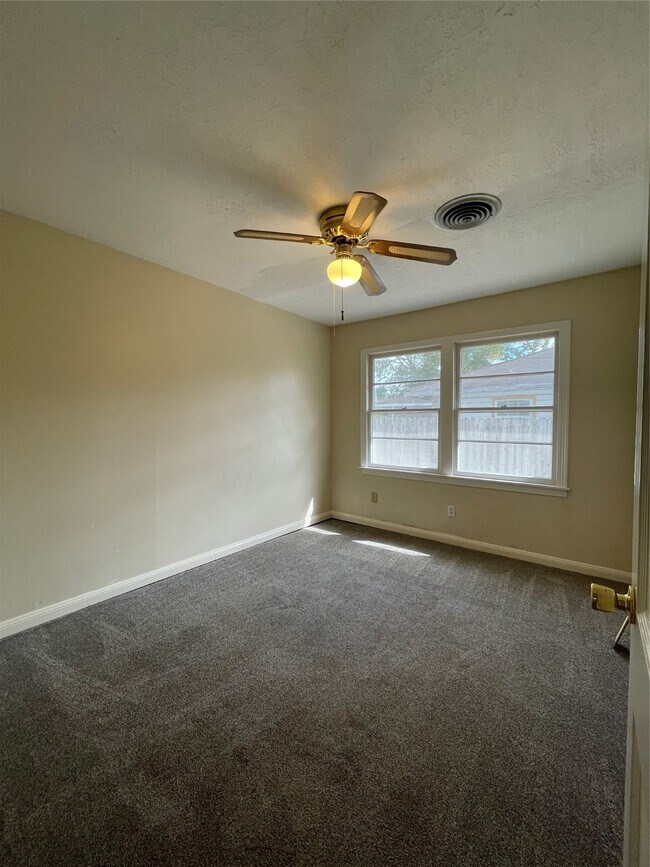 Building Photo - 140 Laurel St