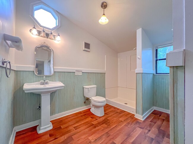Building Photo - MIDTOWN 5/3.5 w/ 2750 sq ft, Wood Floors, ...