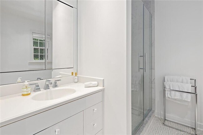 Building Photo - 33 Riverfield Dr