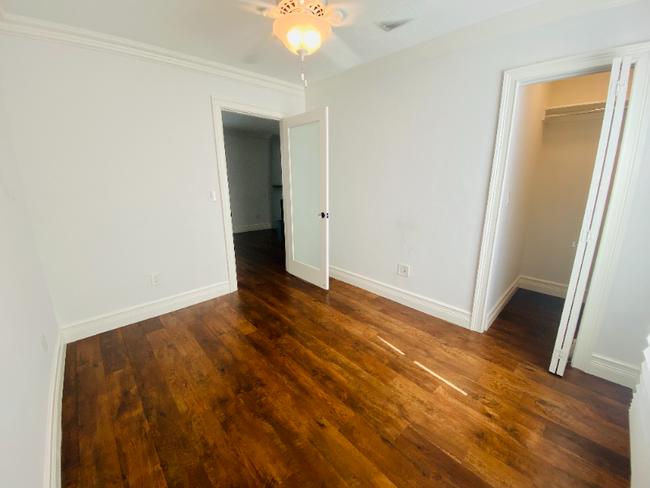 Building Photo - 828 SW 43rd Ave