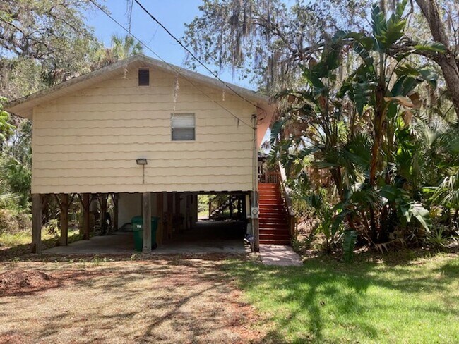 Building Photo - Captains' Lodge Old Homosassa