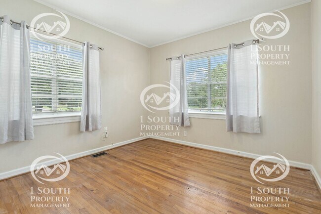 Building Photo - 300 Thornhill Cir
