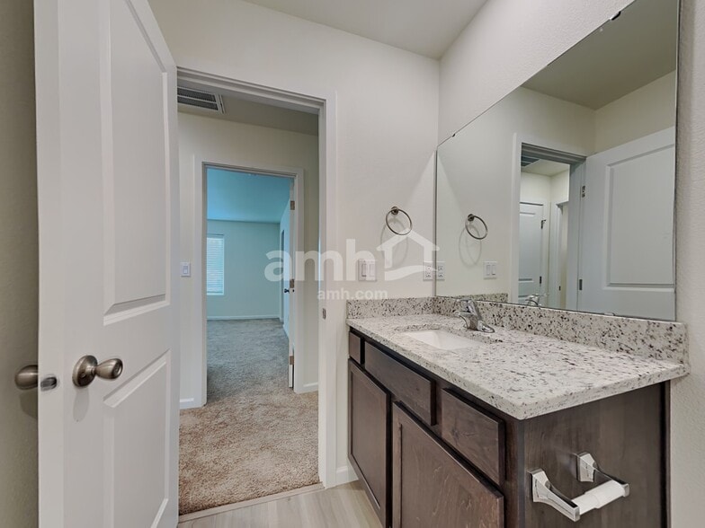 Building Photo - 1306 W 16th Ave