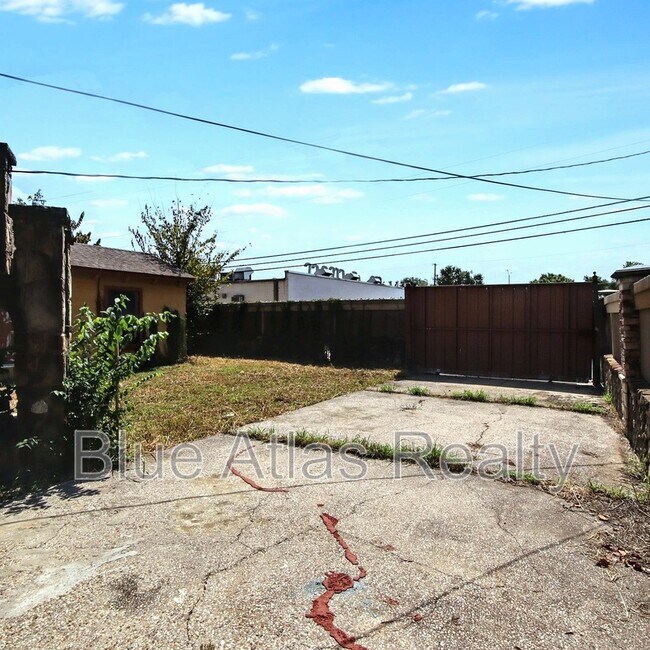 Building Photo - 7838 Maxwell Ave