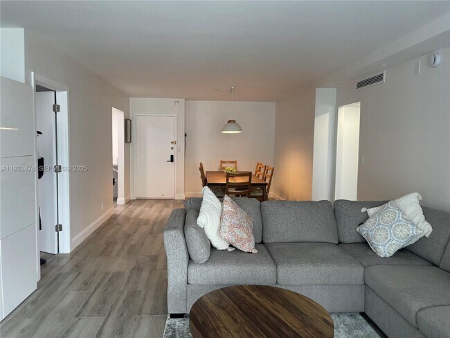 Building Photo - 2030 S Ocean Dr