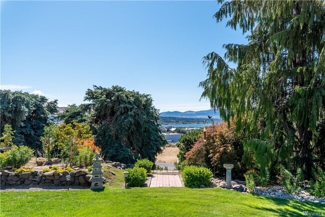 Building Photo - Amazing Views & Amazing 4 Bedroom/3 Bath H...
